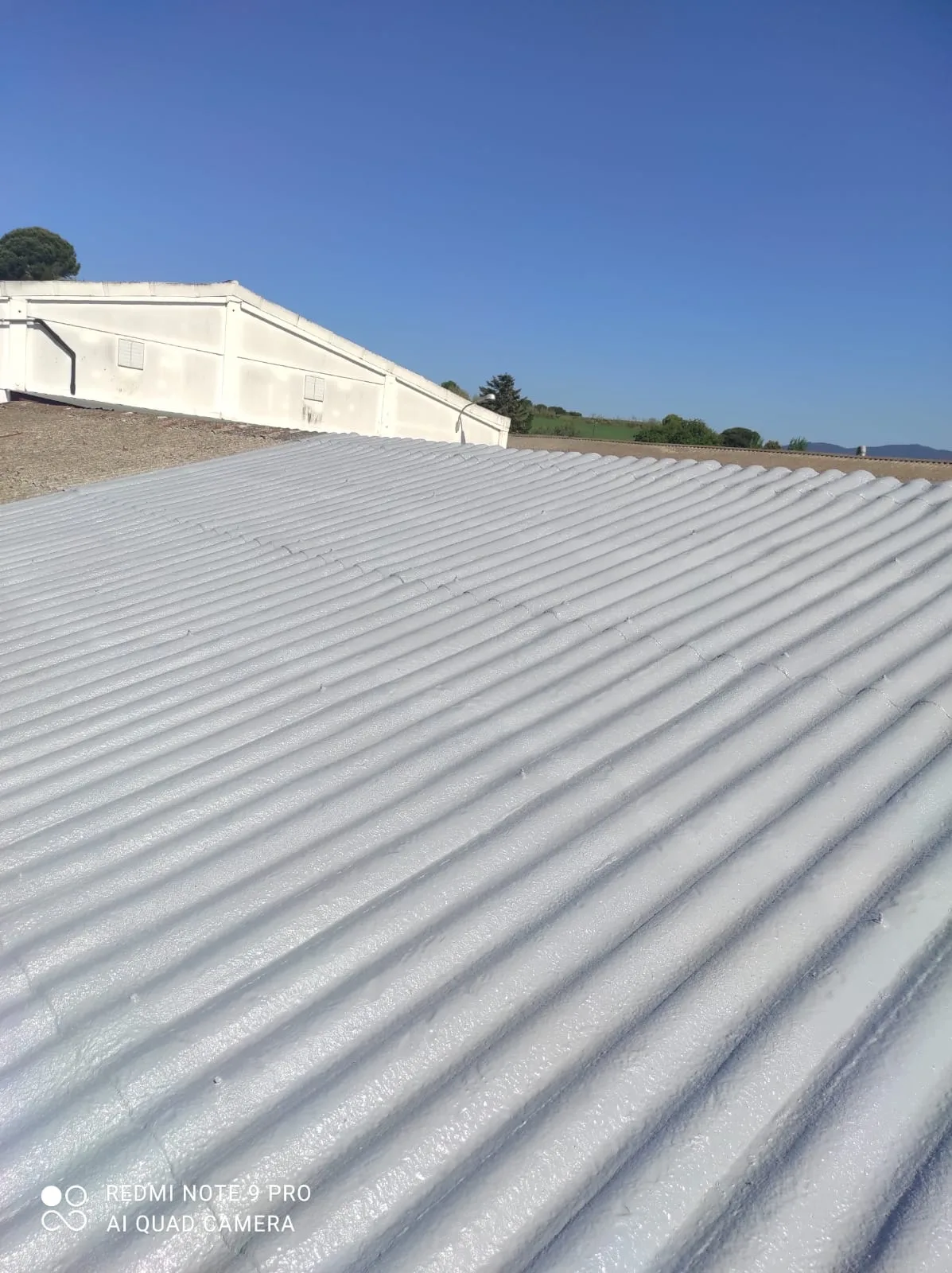Recubrimiento térmico e impermeable alifático de una cubierta de uralita en Cardedeu, Barcelona — foto 1