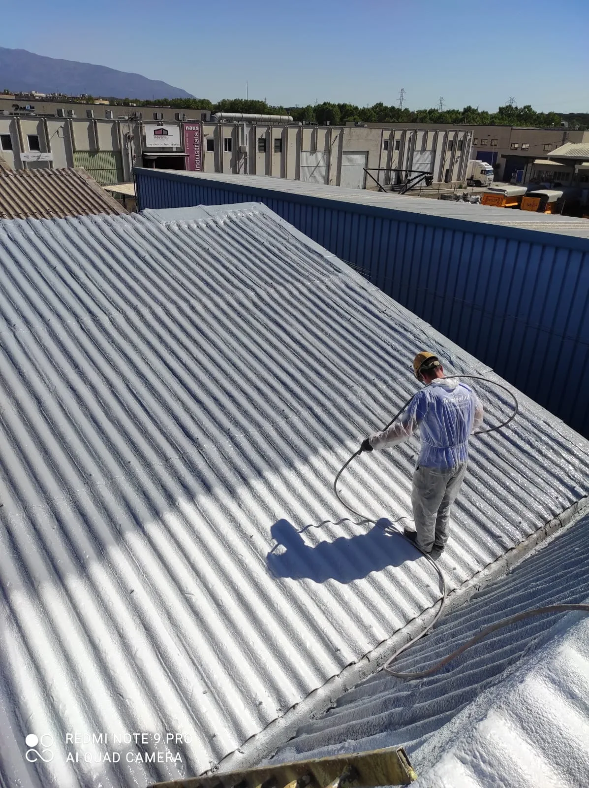 Recubrimiento térmico e impermeable alifático de una cubierta de uralita en Cardedeu, Barcelona — foto 2