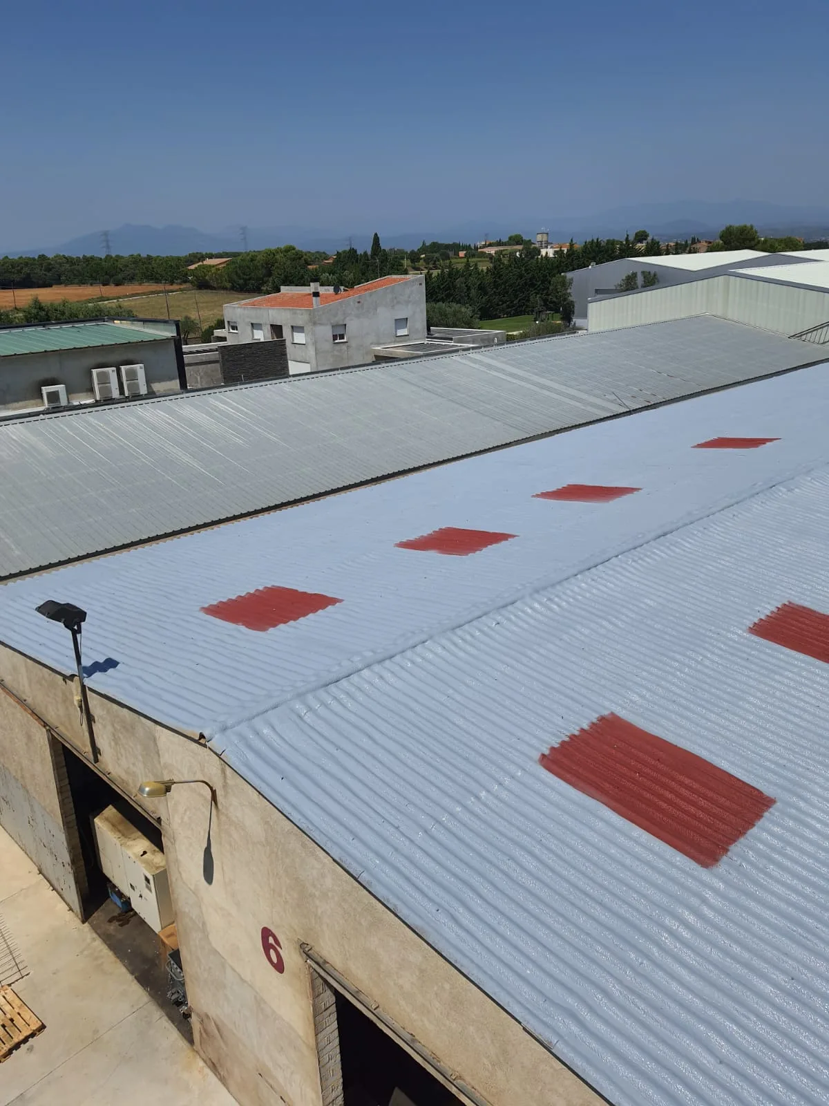 Recubrimiento térmico impermeable de una cubierta galvanizada y uralita