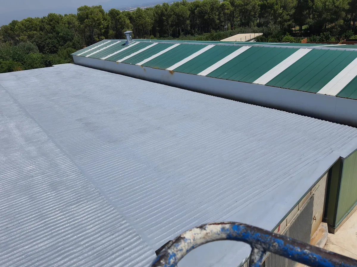 Recubrimiento térmico impermeable de una cubierta galvanizada y uralita — foto 2