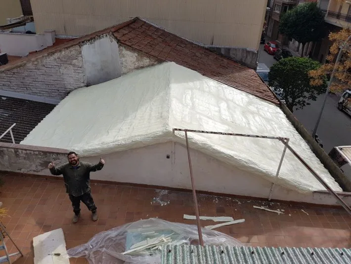 Revestimiento térmico impermeable sobre un tejado árabe antiguo — foto 1