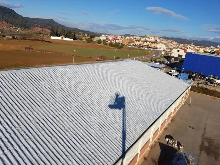 Trabajo de rehabilitación de una cubierta de uralita en Manresa.